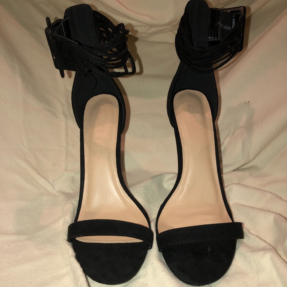 BRAND NEW Black ankle strap heel with wide buckle